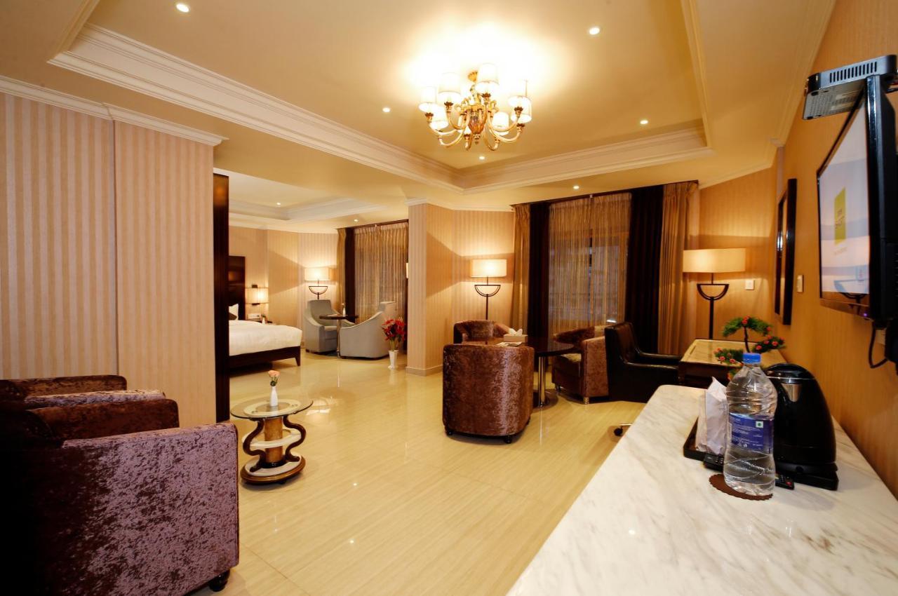 Hotel Park Residency Nilambūr エクステリア 写真